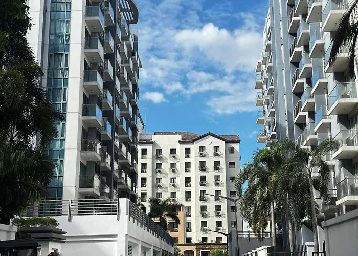 Elegant With Balcony L Free Wifi And Netflix I Across Naia T3 Airport *